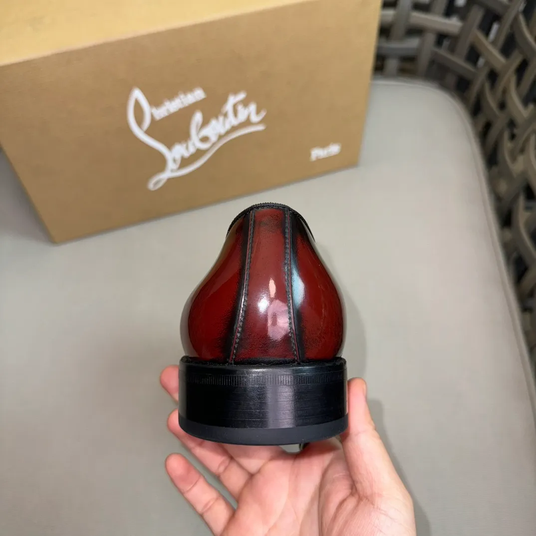 [CL red-soled shoes] Top P: 1020💰 Size 39-44 (⚠️38.45.46 custom-made, non-refundable and non-exchangeable) 🆑High-end men's business formal leather shoes, classic red-soled shoes | Fabric: Original imported first-layer cowhide, iconic rivet decoration | Lining: water-dyed cowhide lining Outsole: red cowhide outsole imported from Italy Brand: Christia*.Loubouti* 🆑 High-end men's business dress shoes | classic red soled shoes | Upper: original imported first layer cowhide iconic rivet decoration | Linning: Water dyed cow skin inner Outsole: red cowhide outsole imported from Italy Size: 39-44 (38.45.46 customized) Brand: Christia*.Loubouti*